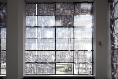 Blick in die Ausstellung "Überschattung" im aut