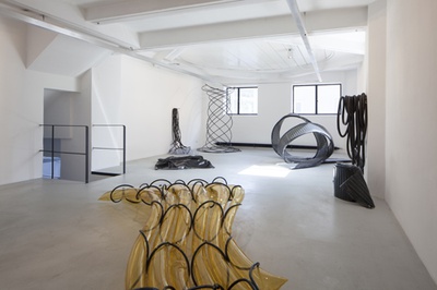 Blick in die Ausstellung "Splined Spheres" im aut