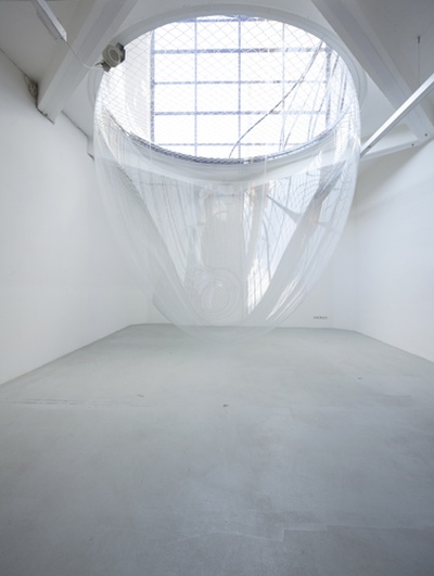 Blick in die Ausstellung "Splined Spheres" im aut