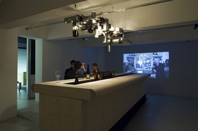 Blick in die Ausstellung "Amol eppas ondorsch", Budl, Leuchte Lager 1-3, Film ANGO und MAYMA im Gespräch mit Arno Ritter