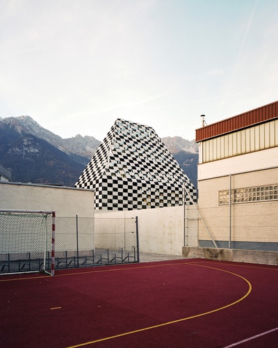 Auszeichnung des Landes Tirol für Neues Bauen 2012: BTV – Zweigstelle Mitterweg, Innsbruck, 2009 – 2011 (Architektur: Rainer Köberl und Christopher Perktold)