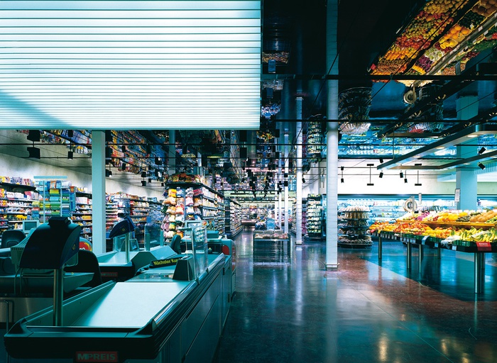 Anerkennung des Landes Tirol für Neues Bauen 2006: MPREIS Hauptbahnhof, Innsbruck, 2003–2004 (Architektur: Rainer Köberl, Michael Steinlechner)