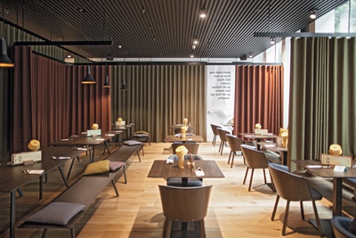 Anerkennung des Landes Tirol für Neues Bauen 2022: Pippilotta, Restaurant Lebenshilfe Tirol, Umbau, Innsbruck, 2021 – 2022 (Architektur: he und du mit Markus Danzl/Architekturbüro Hanno Schlögl)