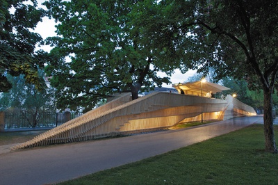 Auszeichnung des Landes Tirol für Neues Bauen 2008: „... ich will an den Inn“, Plattform über
der Ufermauer, Innsbruck, 2008 (Architektur: columbosnext)