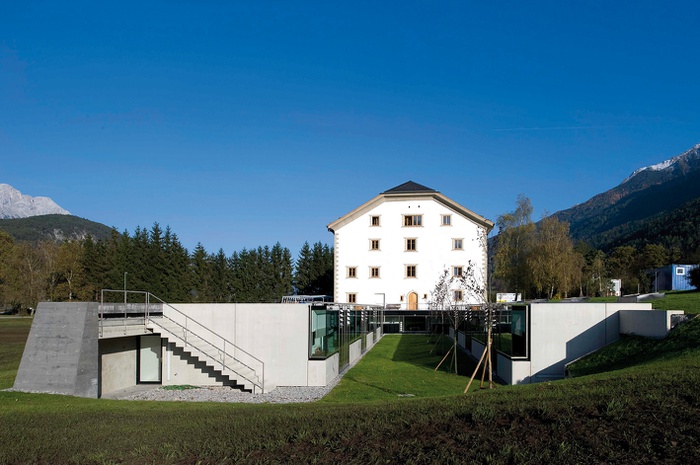 Auszeichnung des Landes Tirol für Neues Bauen 2010: Adaptierung und Erweiterung Internatsschule für Schisportlerinnen, Stams, 2003 – 2008 (Architektur: Dieter Tuscher in Zusammenarbeit mit Martin Weiskopf)