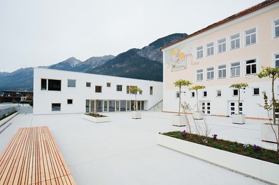 Lobende Erwähnung des Landes Tirol für Neues Bauen 2018: Volksschule Absam Dorf, Absam, 2013 – 2016 (Architektur: Schenker Salvi Weber Architekten)