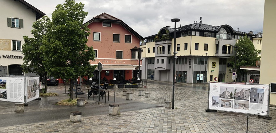 Ausstellung "Neues Bauen in Tirol 2024" am Kirchplatz in Wattens