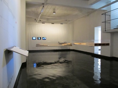 Knöcheltiefes Wasser während der Ausstellung über Brückenbauwerke von Dietmar Feichtinger, 2013, Bildnachweis: aut