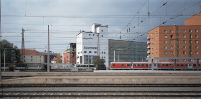 Außenansicht Adambräu vom Bahnhof aus