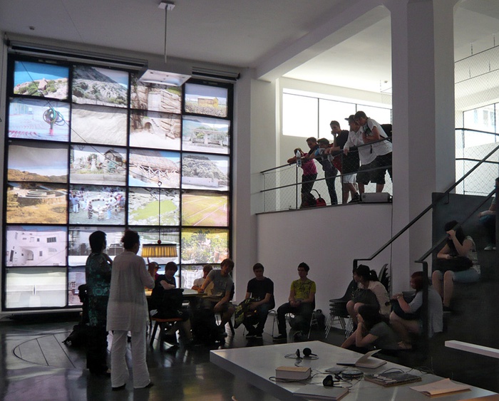 Schulklasse in der Ausstellung "Amol eppas ondorsch"