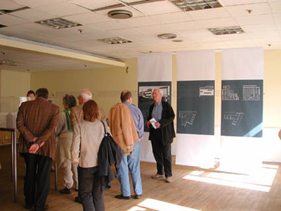 Architekturtage 2006, Tag 1: Die Innenstadt im Wandel – Präsentation der neuen Zentrale der Hypo Tirol Bank und der Erweiterung Landhaus 1 durch Schlögl & Süss Architekten im ehemaligen Cafe Schindler im Hotel Maria Theresia.