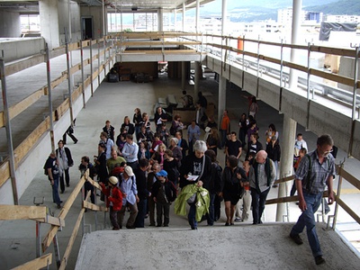 Baustellenführung "Bildung konsumieren" – Helmut Reitter führt durch das Nahversorgungszentrum "Q-West" und  "BRG in der A