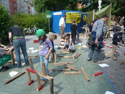 "Parkwerkstatt" für Kinder – Im Innsbrucker Waltherpark wurde gezimmert, gehämmert und gemalt – Stühle, Tische, Bänke und anderes mehr gemeinsam gebaut.