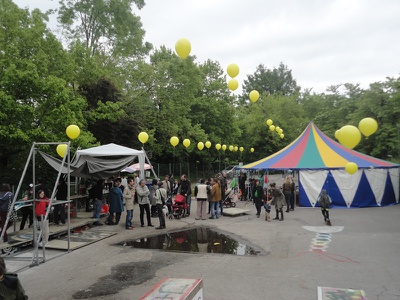 Kinderprogramm und Abschlussfest am Standort der zukünftigen Kunst- und Architekturschule bilding im Rapoldipark in Innsbruck