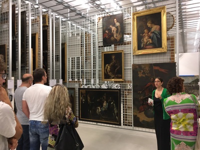 Zu Gast bei Franz&Sue im Sammlungs- und Forschungszentrum der Tiroler Landesmuseen – Exklusiver Einblick ins Depot der Tiroler Landesmuseen, hier in der kunsthistorischen Sammlung