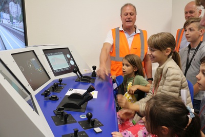 "Ich seh', ich seh', was du nicht siehst!" Eine Stadtteilführung von Kindern für Kinder – Am Lokomotiven-Simulator