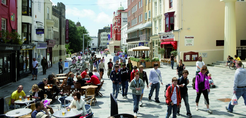 Brighton, New Road, nach der Transformation durch Gehl Architects – © Gehl Architects Brighton, New Road, nach der Transformation durch Gehl Architects