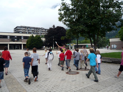 architektur sommerakademie für kinder 2009 – wir lernen den TU-Campus kennen und holen uns die Informationen, die wir für unsere Entwürfe brauchen, ob in der Bibliothek, in den Instituten der Architektur- oder Bauingenieurfakultät oder in den Prüflabors der TU.