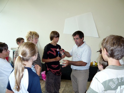 architektur sommerakademie für kinder 2009 – erste Grundkenntnisse über Auflager und Balken werden einfach erklärt