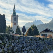 Spaziergänger am Schutzbau des Lahnbaches, Schwaz