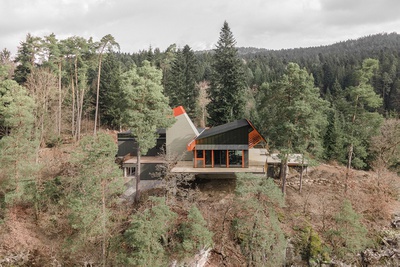 Höllensteinhaus, Stausee Höllenstein (Oberbayern) – © Gustav Willeit Höllensteinhaus, Stausee Höllenstein (Oberbayern)