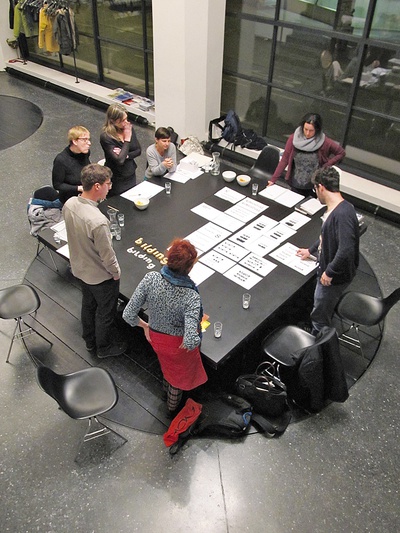 Frühjahr 2014: Ein GrafikerInnenkollektiv sucht nach einem Namen und tütelt am Erscheinungsbild