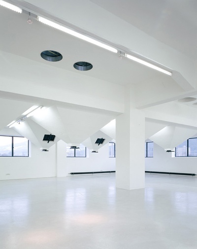 Seminarraum des Archiv für Baukunst mit den ehemaligen Malzsilo-Ausläufen; Foto: Lukas Schaller