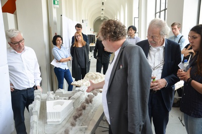 Atelier Bearth: AVA-Hof; v.li.: Angonese, Rieder, Galfetti und Studierende