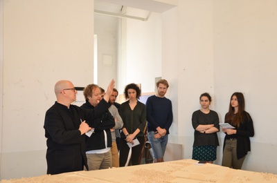 Atelier Bonnet: Messeparkplatz; v.li.: Bonnet, Rieder und Studierende