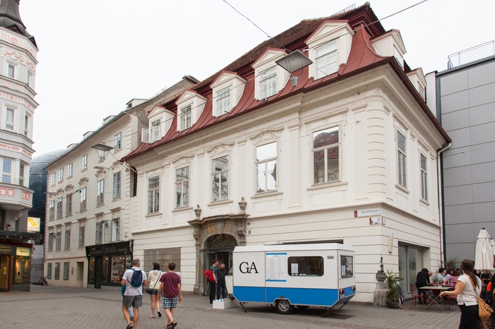 Haus der Architektur in Graz Außenansicht mit Bastian dem Stadtsymbiont_Guerilla Architects