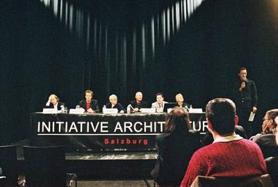 Paul Raspotnig, erster künstlerischer Leiter der iA, moderiert eine Podiumsdiskussion im Rahmen des Symposiums „alt_stadt_Neu“. Am Podium: v.l.n.r.: Max Rieder, Johann Padutsch, Peter Huemer, Carl Fingerhuth, Roman Höllbacher und Reiner Kaschl