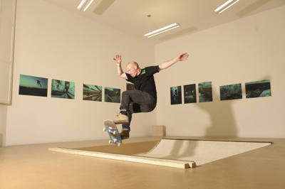 Ausstellung Urban Symbiosis Skateboard-Session auf der Miniramp, INITIATIVE ARCHITEKTUR im Künstlerhaus; Foto: Tom Beyr