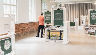 Ausstellung "Architekturpreis Land Salzburg 2024", gestaltet von Eva Zangerle