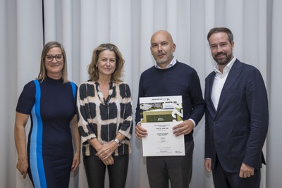 Im Bild: v.l. Iris Reiter (Jury), Marianne Durig (Jury), Christopher Schläffer (Bauherr Austrian House, Zell am See) und Landeshauptmann-Stellvertreter Stefan Schnöll. – © Land Salzburg / Neumayr / Leopold Im Bild: v.l. Iris Reiter (Jury), Marianne Durig (Jury), Christopher Schläffer (Bauherr Austrian House, Zell am See) und Landeshauptmann-Stellvertreter Stefan Schnöll.
