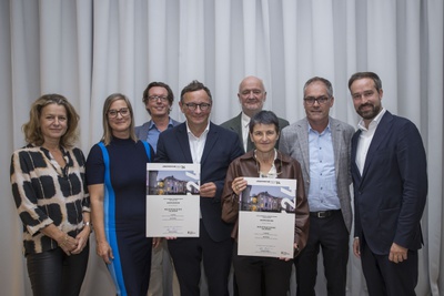 Im Bild: v.l. Marianne Durig (Jury), Iris Reiter (Jury), Thomas Bodmer (Bauherr, Vorsitzender des Kuratoriums der Stiftung Mozarteum), Rainer Heneis (Bauherr, Geschäftsführer der Stiftung Mozarteum), Erich Marxs (Bauherr, ehem. Vorsitzender des Kuratoriums der Stiftung Mozarteum), Maria Flöckner und Hermann Schnöll (Architekt*innen Mozarteum Foyers) sowie Landeshauptmann-Stellvertreter Stefan Schnöll.