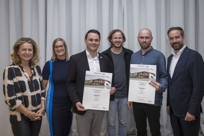 Im Bild: v.l. Marianne Durig (Jury), Iris Reiter (Jury), Bürgermeister Michael Schwarzmayr (Mattsee), Michael Höcketstaller (Architekturbüro dunkelschwarz) und Hannes Sampl (Architekturbüro dunkelschwarz) sowie Landeshauptmann-Stellvertreter Stefan Schnöll. – © Land Salzburg / Neumayr / Leopold Im Bild: v.l. Marianne Durig (Jury), Iris Reiter (Jury), Bürgermeister Michael Schwarzmayr (Mattsee), Michael Höcketstaller (Architekturbüro dunkelschwarz) und Hannes Sampl (Architekturbüro dunkelschwarz) sowie Landeshauptmann-Stellvertreter Stefan Schnöll.