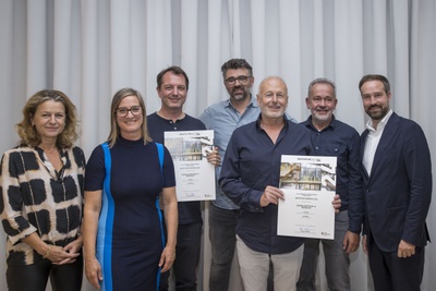 Im Bild: v.l. Marianne Durig (Jury), Iris Reiter (Jury), Philipp Buxbaum (smartvoll Architekten), Christian Kircher (smartvoll Architekten), Marco Sillaber (Bauherr Handelszentrum 16) und Georg Hinterleitner (Baumeister Handelszentrum 16) sowie Landeshauptmann-Stellvertreter Stefan Schnöll.
