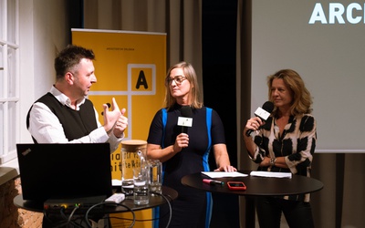 Im Bild: v.l. Wojciech Czaja (Moderation), Iris Reiter und Marianne Durig (Jury)