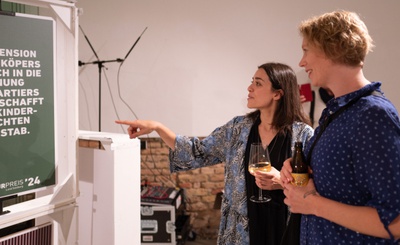 Im Bild: Stipendiatin Özgül Coban-Nagels und Kuratorin Eva Zangerle