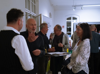 Im Bild: v.l. Wojciech Czaja (Moderation) im Gespräch mit Marco Sillaber (Bauherr Handelszentrum 16) und Andrea Rosenberger-Großschädl (Architekturvermittlerin)