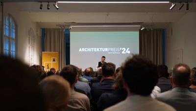 Moderator Wojciech Czaja (Architekturkritiker und Fotograf) – © Lisa Kranabetter/Initiative Architektur Moderator Wojciech Czaja (Architekturkritiker und Fotograf)