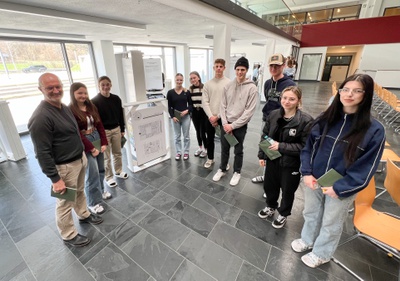 Architekt Peter Laimgruber und Schüler*innen der HLT Saalfelden betrachten gemeinsam die Ausstellung. – © HTL Saalfelden/Hedegger Bernd Architekt Peter Laimgruber und Schüler*innen der HLT Saalfelden betrachten gemeinsam die Ausstellung.
