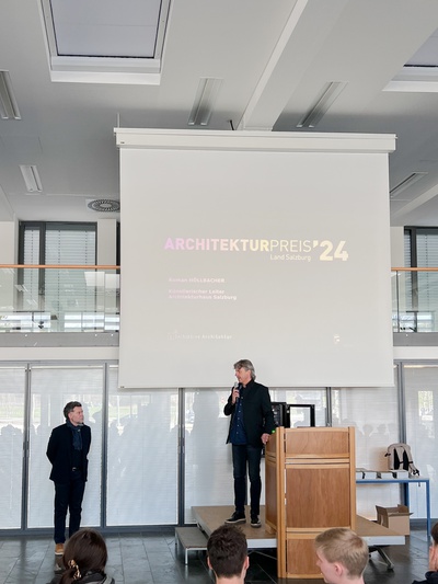 Wolfgang Sitka bei der Begrüßung und Eröffnung der Ausstellung "Architekturpreis Land Salzburg 2024" in der Aula der HLT Saalfelden. – © HTL Saalfelden/Hedegger Bernd Wolfgang Sitka bei der Begrüßung und Eröffnung der Ausstellung "Architekturpreis Land Salzburg 2024" in der Aula der HLT Saalfelden.
