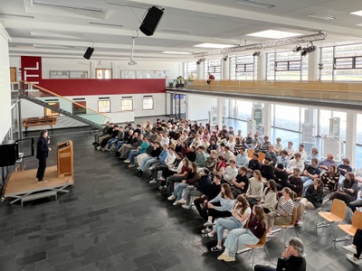 Roman Höllbacher (Künstlerischer Leiter Initiative Architektur) spricht vor Schüler*innen der HTL Saalfelden zur Abwicklung und Vergabe des Architekturpreis Land Salzburg. – © HTL Saalfelden/Hedegger Bernd Roman Höllbacher (Künstlerischer Leiter Initiative Architektur) spricht vor Schüler*innen der HTL Saalfelden zur Abwicklung und Vergabe des Architekturpreis Land Salzburg.