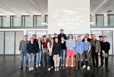 Roman Höllbacher (Künstlerischer Leiter Initiative Architektur) mit Lehrpersonal und Schüler*innen der HTL Saalfelden. – © HTL Saalfelden/Hedegger Bernd Roman Höllbacher (Künstlerischer Leiter Initiative Architektur) mit Lehrpersonal und Schüler*innen der HTL Saalfelden.