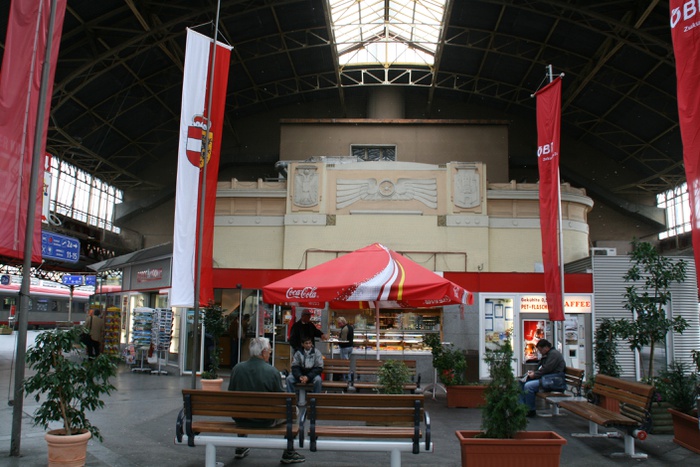 2009 abgerissener Anbau des ehem. Wartesaals III. Klasse am Gebäude des Mittelbahnsteigs, Architektur: vermutl. Johann Granichstaedten, 1907-1909