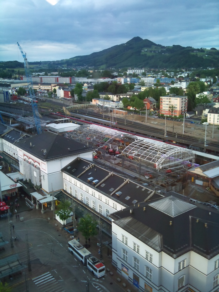 Der neue Hauptbahnhof im Bau: mit der alten Stahlhalle im Wiederaufbau aber ohne den Mittelbahnsteig aus dem Jugendstil
