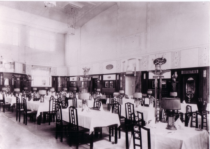 Die Restauration I. und II. Klasse, Innenarchitektur: Heinrich Kathrein – Die Ausgestaltung der Restaurants erfolgte im Stil der Wiener Werkstätte.