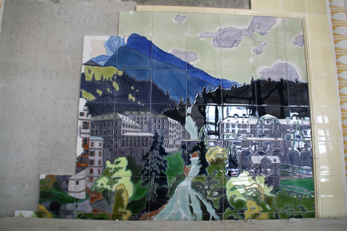 Fliesenbild vom Wasserfall Bad Gastein während der Restaurierung