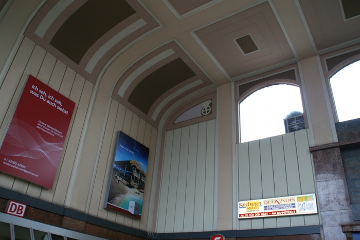 hinter dieser Verkleidung waren die Fliesenbilder der Empfangshalle seit der Nachkriegszeit bis 2010 versteckt